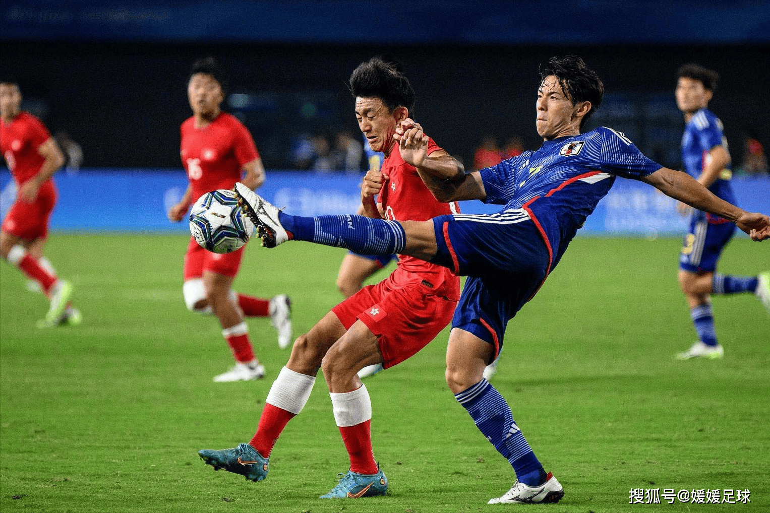 伊朗女足选手在比赛中力挫对手