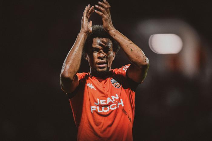 包含洛里昂后卫突然宣布退役，球队备战不确定性增加的词条