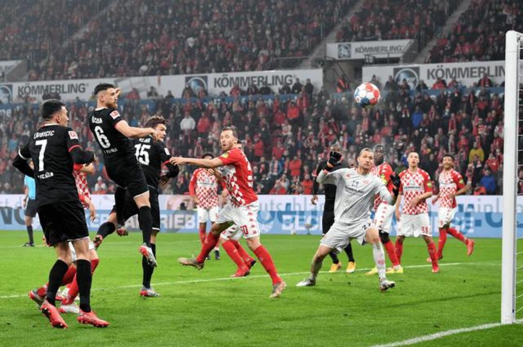 包含弗赖堡主场告捷，稳住德甲中游位置的词条