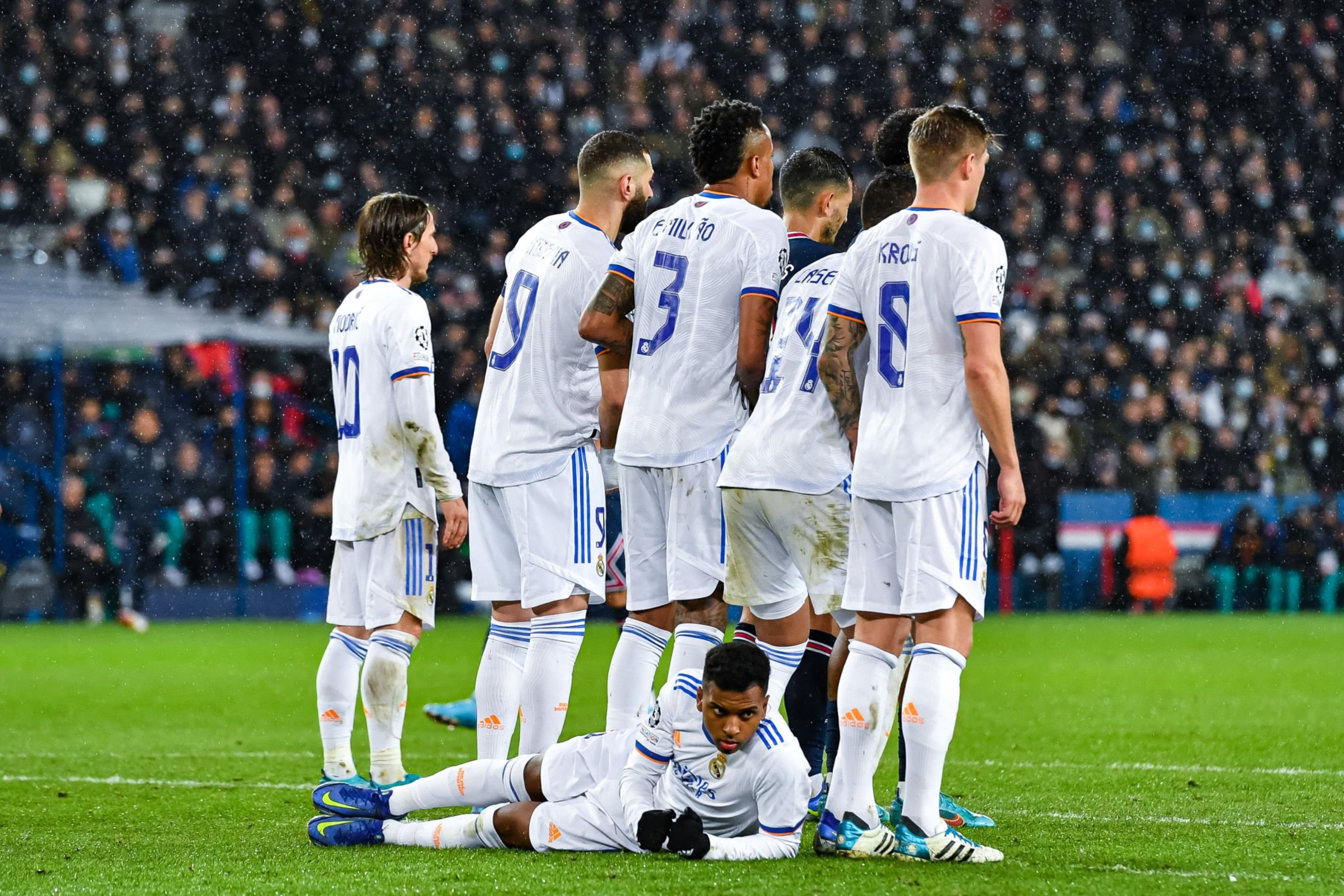 关于本泽马五连胜继续领跑积分榜，皇马主帅陷下课危机！的信息