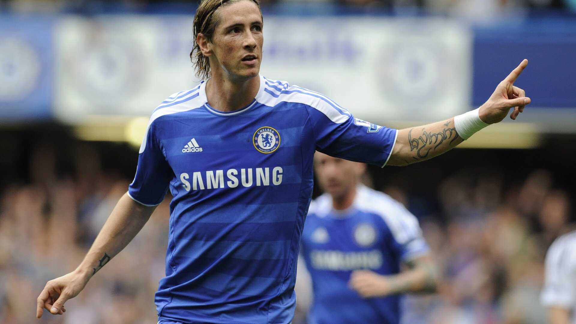 足球赛场焦点！中国队对阵日本队，激战正酣，豪门对决再度上演